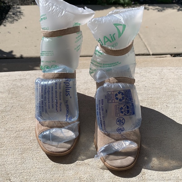 Seychelles Radical Light Gray Suede Heel - Picture 2 of 5